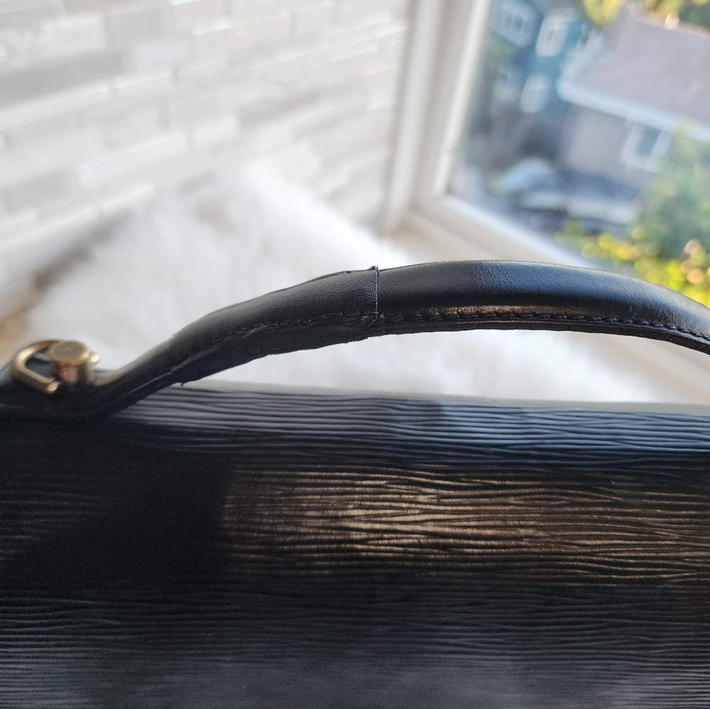 Louis Vuitton Black Epi Clutch w/Wallet - Picture 7 of 17
